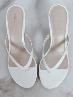 NIB Pelle Moda Effi White Patent Kitten Heel Thong Sandals, Sz 7.5